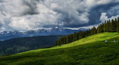 Dağlar yılın her zamanında harika bir yürüyüş tatilidir.