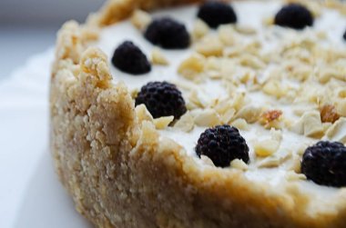 Süslü lezzetli bir doğum günü pastası evde alınabilir ya da pişirilebilir.