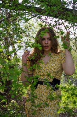 Baharda açık havada yürüyen uzun saçlı mutlu kız.