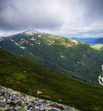 Dağlar yılın her zamanında harika bir yürüyüş tatilidir.