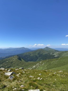 Ukrayna'da Karpat Dağları üzerinde yatay bir yaz gününde
