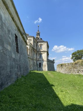 Ukrayna'da Ortaçağ Kalesi