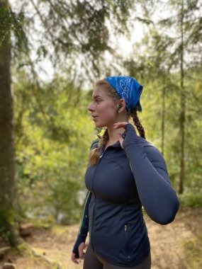 Güzel kız ormanda dağlara doğru yürür.