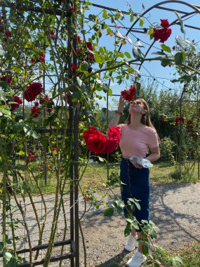 Baharda açık havada yürüyen uzun saçlı mutlu kız.