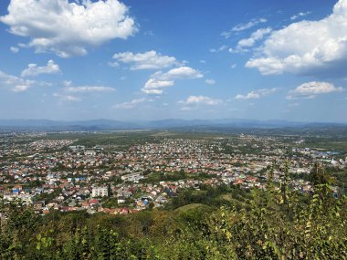 Bulut, su buharı (su bulutu) veya buz kristallerinin (buz bulutları) troposferde belirli bir yükseklikte birikmiş bir yoğunlaşma ürünüdür. Bulut elementleri büyüdükçe ve düşüş hızları arttıkça, 