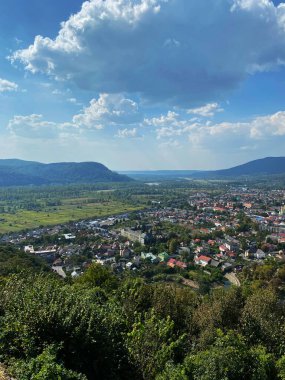 Dağlar yılın her zamanında harika bir yürüyüş tatilidir.