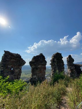 Boya soyan ve kırık camları olan terk edilmiş eski bir bina. Harabeler yoğun bitki örtüsüyle çevrilidir ve yavaş yavaş yerleşkeyi ele geçirirler. Gizem ve ihmal dolu bir atmosfer..