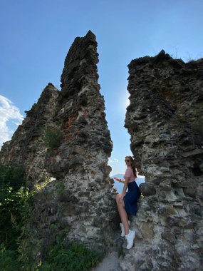 Boya soyan ve kırık camları olan terk edilmiş eski bir bina. Harabeler yoğun bitki örtüsüyle çevrilidir ve yavaş yavaş yerleşkeyi ele geçirirler. Gizem ve ihmal dolu bir atmosfer..