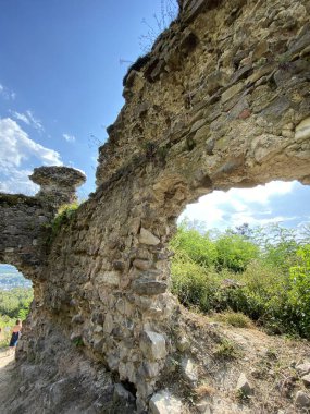 Boya soyan ve kırık camları olan terk edilmiş eski bir bina. Harabeler yoğun bitki örtüsüyle çevrilidir ve yavaş yavaş yerleşkeyi ele geçirirler. Gizem ve ihmal dolu bir atmosfer..