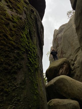 Siperdeki çakıl ve taş karışımı etkili su drenajı için doğal drenaj oluşturur..