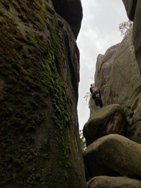 Siperdeki çakıl ve taş karışımı etkili su drenajı için doğal drenaj oluşturur..