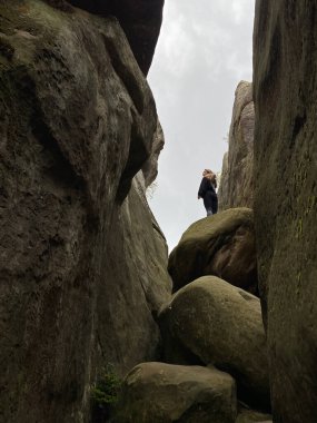 Siperdeki çakıl ve taş karışımı etkili su drenajı için doğal drenaj oluşturur..