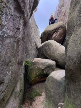 Siperdeki çakıl ve taş karışımı etkili su drenajı için doğal drenaj oluşturur..