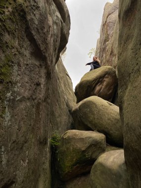 Siperdeki çakıl ve taş karışımı etkili su drenajı için doğal drenaj oluşturur..