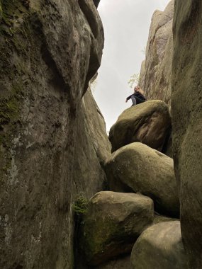 Siperdeki çakıl ve taş karışımı etkili su drenajı için doğal drenaj oluşturur..