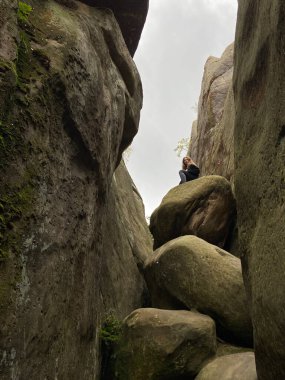 Siperdeki çakıl ve taş karışımı etkili su drenajı için doğal drenaj oluşturur..