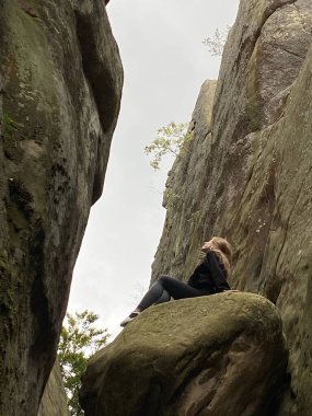 Siperdeki çakıl ve taş karışımı etkili su drenajı için doğal drenaj oluşturur..