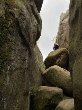Siperdeki çakıl ve taş karışımı etkili su drenajı için doğal drenaj oluşturur..