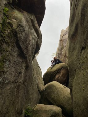 Siperdeki çakıl ve taş karışımı etkili su drenajı için doğal drenaj oluşturur..