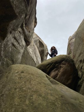 Siperdeki çakıl ve taş karışımı etkili su drenajı için doğal drenaj oluşturur..