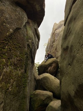 Siperdeki çakıl ve taş karışımı etkili su drenajı için doğal drenaj oluşturur..