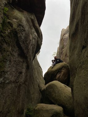 Siperdeki çakıl ve taş karışımı etkili su drenajı için doğal drenaj oluşturur..