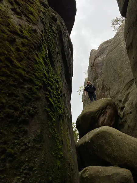 Siperdeki çakıl ve taş karışımı etkili su drenajı için doğal drenaj oluşturur..