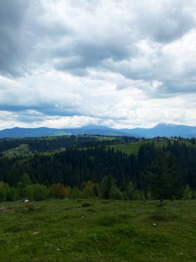 Dağlar yılın her zamanında harika bir yürüyüş tatilidir.