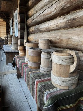 Eski bir vazodaki dekorasyonlar, kurumuş çiçekler, tablolar, geçmiş yılların kültürünü korumak için çeşitli antikalar.