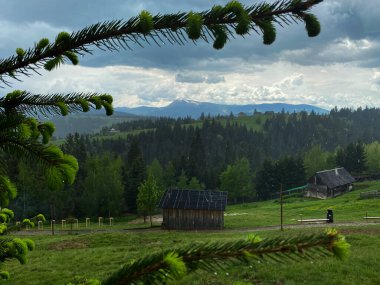 Dağlar yılın her zamanında harika bir yürüyüş tatilidir.