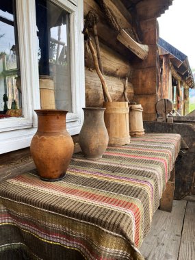 Eski bir vazodaki dekorasyonlar, kurumuş çiçekler, tablolar, geçmiş yılların kültürünü korumak için çeşitli antikalar.