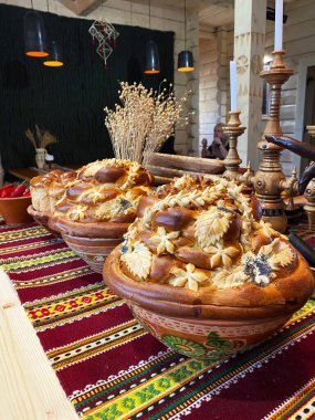 Tam tahıllı un çeşitlerinden uzak bir günde konuklara tatil ısmarlamak için dekoratif ekmek.