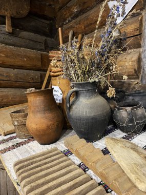 Eski bir vazodaki dekorasyonlar, kurumuş çiçekler, tablolar, geçmiş yılların kültürünü korumak için çeşitli antikalar.