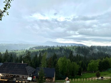 Dağlar yılın her zamanında harika bir yürüyüş tatilidir.