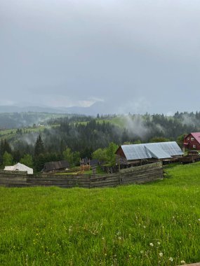 Dağlar yılın her zamanında harika bir yürüyüş tatilidir.
