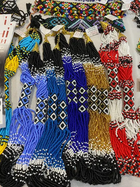 Geçmiş yılların moda ve antikalarını korumak için ahşap, cam ve boncuklardan yapılmış kadın mücevherleri.