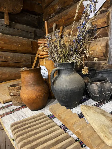 Eski bir vazodaki dekorasyonlar, kurumuş çiçekler, tablolar, geçmiş yılların kültürünü korumak için çeşitli antikalar.