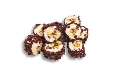 Beyaz arka planda serili, kremalı hindistan cevizli tatlı ruloların yakın çekimi. Tatlılar, tatlılar, hamur işleri ve gurmeler için mükemmel bir tema.