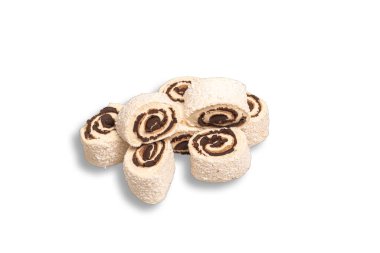 Beyaz arka planda serili, kremalı hindistan cevizli tatlı ruloların yakın çekimi. Tatlılar, tatlılar, hamur işleri ve gurmeler için mükemmel bir tema.