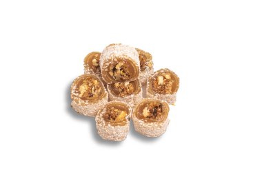 Beyaz arka planda serili, kremalı hindistan cevizli tatlı ruloların yakın çekimi. Tatlılar, tatlılar, hamur işleri ve gurmeler için mükemmel bir tema.