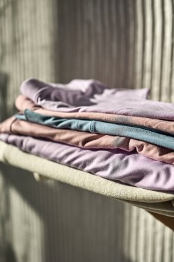 Katlanmış kumaşların katmanlarını ve dokularını minimalist tarzda inceleyen soyut bir kompozisyon..