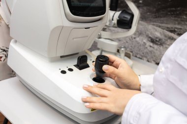 Bu resim modern bir göz bakım kliniğinde kullanılan ileri teknolojiyi gösteriyor.