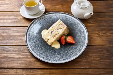 Bu narin ruloda yumuşak ve kremalı bir pastayla dolu hafif ve havadar bir pandispanya var. Taze böğürtlen ve kremayla süslenmiş..