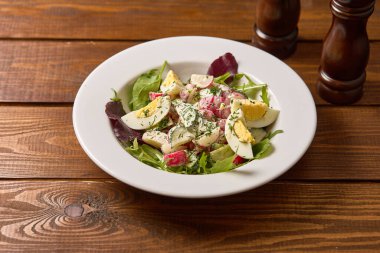 Klasik bir Nicoise Salatası. Taze ton balığı, haşlanmış yumurta, patates, yeşil fasulye, domates ve zeytin.