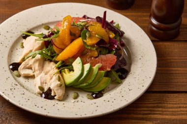 Bu salata protein, sağlıklı yağ ve vitaminlerle dolu. İçinde ızgara tavuk, kremalı avokado ve çeşitli taze yeşillikler var.