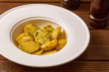 Taze dereotlu kızarmış patatesli sade ve çok yönlü bir meze.