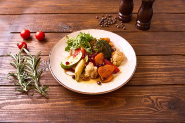 Brokoli, karnabahar, kabak ve tatlı patates de dahil olmak üzere rengarenk sebze çeşitleri.