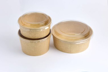 Temiz plastik kapaklı, biyo-çözünürlüklü yiyecek kapları, paket servis için ideal, veya sürdürülebilir gıda ambalajları..