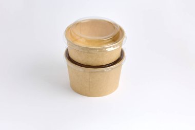 Temiz kapaklı çevre dostu kese kağıtları. Paket yemek, yiyecek teslimatı ya da sürdürülebilir ikram çözümleri için mükemmel..