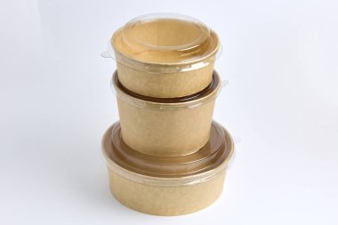 Şeffaf kapaklı, eko-bilinçli paket servis, yemek hazırlama ya da yemek teslimatı için tasarlanmış Kraft kağıt yemek kapları..